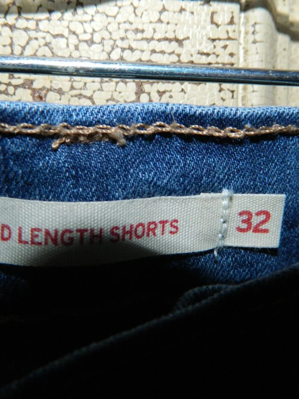 Levis Mid Length Womens Shorts Denim Jean Sz 32 (BB-3)